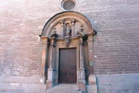 Fachada de piedra con el portal principal de estilo barroco del convento