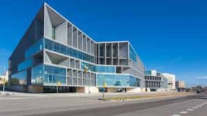 Fachada principal del Palacio de Congresos de Palma con arquitectura moderna de cristal y hormigón