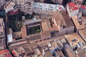 Perspectiva aérea del claustro y las cubiertas del monasterio en el casco antiguo