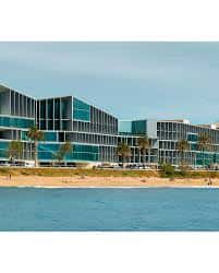 Vista del Palacio de Congresos de Palma desde el mar mostrando su fachada longitudinal