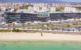 Vista aérea del Palacio de Congresos de Palma y su ubicación privilegiada junto a la costa