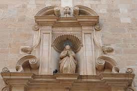 Detalle de la escultura de la Inmaculada Concepción en la hornacina del portal