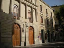 Fachada principal del Teatre Principal de Palma de Mallorca con sus puertas de madera