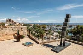 Terraza panorámica del museo con esculturas y vistas al puerto y la catedral