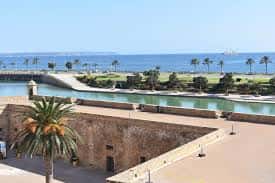 Vista panorámica de Ses Voltes con el canal y el mar Mediterráneo al fondo