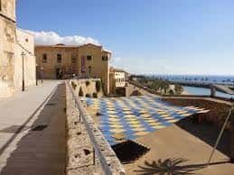 Espacio para eventos al aire libre con carpa geométrica visto desde la muralla