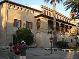 Fachada histórica del Consolat de Mar con su característica galería de arcos y ventanales