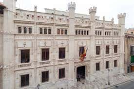 Vista frontal de la fachada principal del Palau del Consell Insular