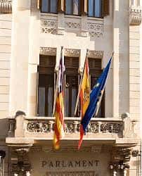 Detalle del balcón principal y las banderas institucionales sobre la entrada