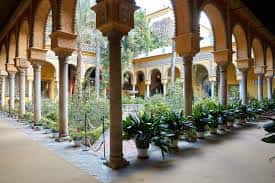 Galería porticada con arcos de herradura y columnas de mármol en el patio principal