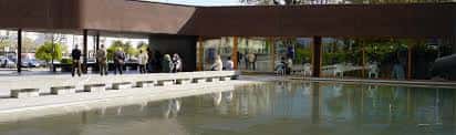 Espacio exterior del Palacio de Exposiciones con estanque y zona de descanso