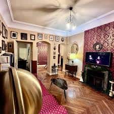 Salón interior con decoración clásica, chimenea y ambiente acogedor