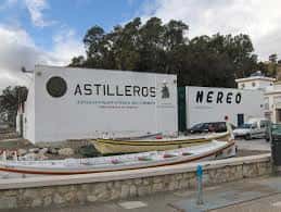 Fachada exterior de los Astilleros Nereo en Málaga con barcas tradicionales