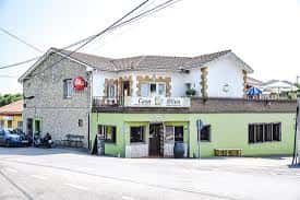 Fachada principal y entrada del Restaurante Parrilla Casa Oliva