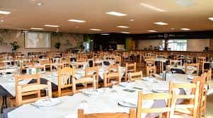 Amplio salón comedor interior con mesas dispuestas para banquetes