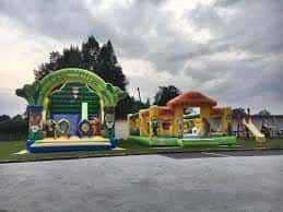Zona de ocio infantil con castillos hinchables para celebraciones