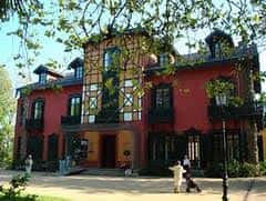 Fachada principal del Palacio del Duque de Mandas, sede del Centro de Recursos Medio Ambientales