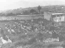 Fotografía histórica de una zona de enterramientos en el cementerio