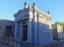 Detalle arquitectónico de un panteón de estilo clásico con columnas