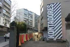 Vista exterior del centro Kontadores con señalización distintiva en la fachada
