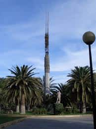 Monumento al Tío Jorge con su gran obelisco rodeado de palmeras