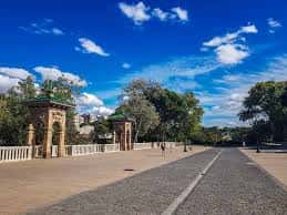 Paseo peatonal con quioscos ornamentales y amplias zonas de recreo