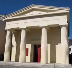 Fachada principal de la Iglesia Unitaria de Brighton con columnas de estilo neoclásico
