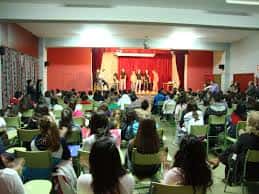 Salón de actos del instituto con escenario y zona de asientos para eventos
