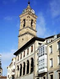 Vista de la torre campanario y la galería porticada de la Iglesia de San Vicente Mártir
