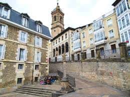 Vista general de la plaza y el entorno histórico que rodea la iglesia
