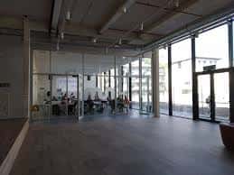 Espacio interior diáfano y luminoso con paredes acristaladas en el campus de Mondragon Unibertsitatea