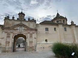 Detalle de la puerta de entrada monumental de estilo barroco al antiguo monasterio