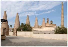 Antiguas chimeneas de la fábrica de loza de la Cartuja integradas en el espacio cultural