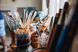 Colección de pinceles y herramientas artísticas dispuestas para su uso