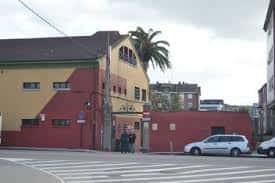 Fachada principal del Centro Social El Cortijo desde la calle