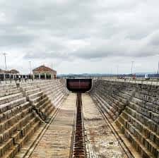 Perspectiva interior del histórico dique seco de Gamazo bajo un cielo nublado