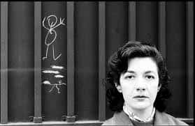 Retrato de una mujer frente a una pared decorada en el espacio cultural