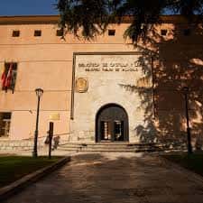 Fachada principal y entrada de la Biblioteca de Castilla y León en Valladolid