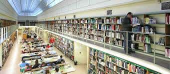 Vista panorámica de la sala de lectura principal con estanterías y puestos de estudio