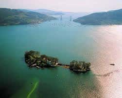 Panorámica aérea de la isla y su entorno natural en la ría de Vigo