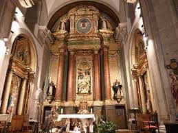 Detalle del retablo mayor y el altar en el interior de la parroquia