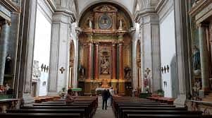 Vista de la nave central con bancos hacia el altar principal