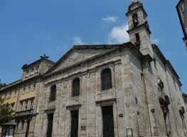 Fachada exterior de la iglesia de Santiago A Nova durante el día
