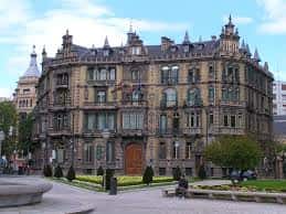 Fachada principal del Palacio Chávarri con su característica arquitectura neoflamenca