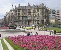 Vista del palacio y la Plaza Moyúa con parterres de flores y la fuente central