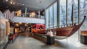 Interior del museo con exposición de embarcaciones históricas de madera