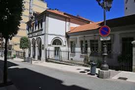 Fachada principal y arquitectura exterior del edificio histórico del Colegio Público Dolores Medio