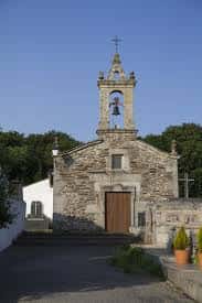 Fachada principal de la iglesia de San Mamede dos Anxos con su campanario de piedra