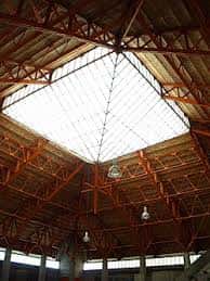 Detalle de la estructura metálica del techo y el lucernario que aporta luz natural al espacio