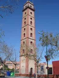 Vista vertical de la emblemática Torre de los Perdigones bajo un cielo despejado